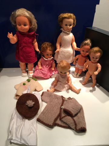 Ensemble de six poupées et petit lot de ...