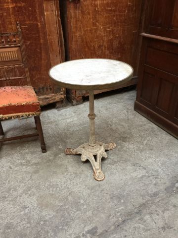 null Chaise de style Henri II, guéridon bistrot dessus marbre, table (accidentée)...