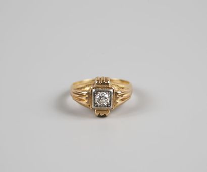 null Bague chevalière en or 750 °/°° et platine sertie d'un diamant. Circa 1940....