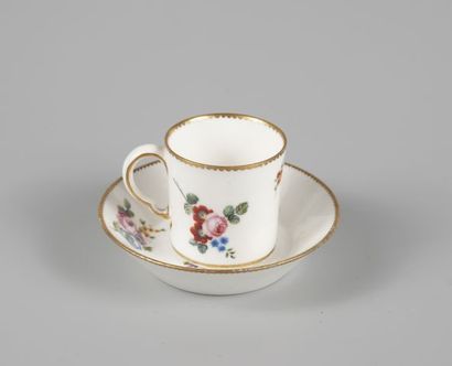 null Sèvres. 
Tasse litron et sa sous tasse en porcelaine à décor polychrome et or...