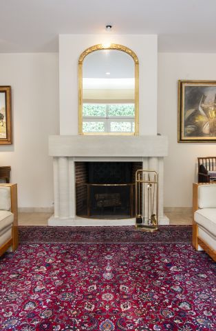null Miroir de cheminée en bois et pâte dorée à décor de roses. 
122 x 82 cm.
