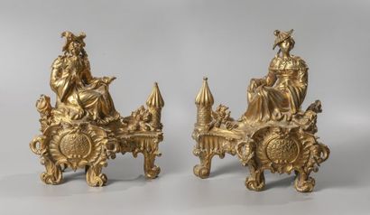 null Paire de chenets en bronze ciselé et doré à décor de couple de chinois assis...