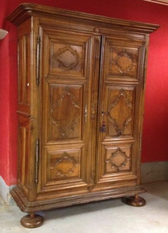 null Armoire en bois naturel mouluré et sculpté de panneaux. 
XVIIIe siècle.