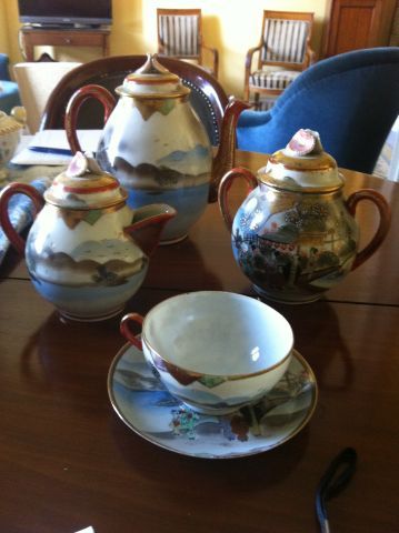 null NON VENU
Service à thé en porcelaine
Extrème Orient : théière, sucrier, crémier,...