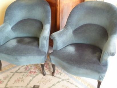 null Deux fauteuils crapaud garniture de velours bleu.