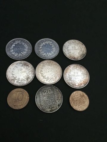 null Lot de 6 pièces de 10 Francs en argent, une pièce de 20 Francs en métal, une...