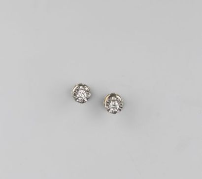 null Paire de puces d'oreilles en or gris 750°/°° sertie d'un diamant demi-taille...