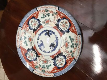 null Grand plat rond en porcelaine à décor Imari. 
D. 46 cm.