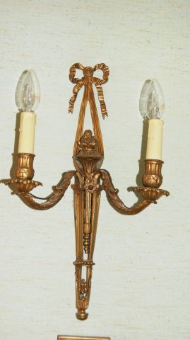 null Applique à deux bras de lumière en bronze doré.
Style Louis XVI.
H. 47,5 cm...