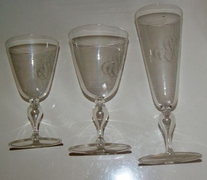 null Partie de service de verres en cristal, monogrammé.
10 verres à eau, 11 flûtes,...