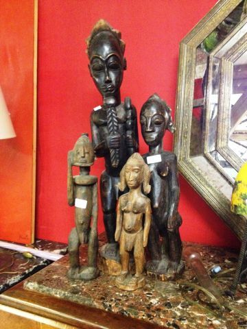 null Ensemble de quatre statuettes africaines.