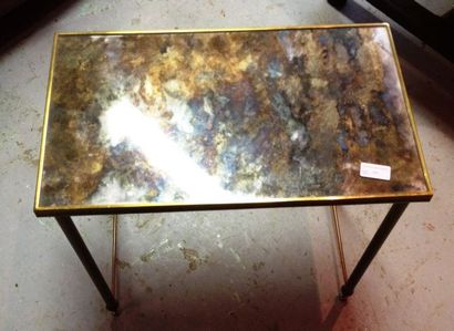 null Table basse à piètement en bronze, plateau en verre.