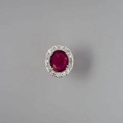 null Bague Pompadour en or 750 °/°° sertie d'un rubis traité dans un entourage de...