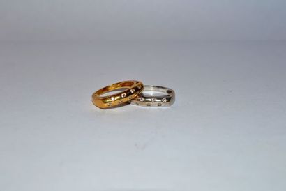 Lot de deux anneaux bicolores en or 750 °/°°...