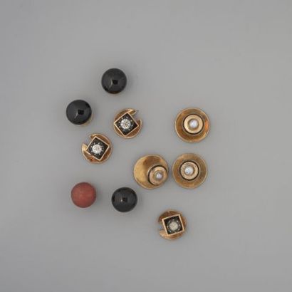  Lot de boutons de col en or 750 °/°°rehaussés de perles boutons, onyx et pierres...