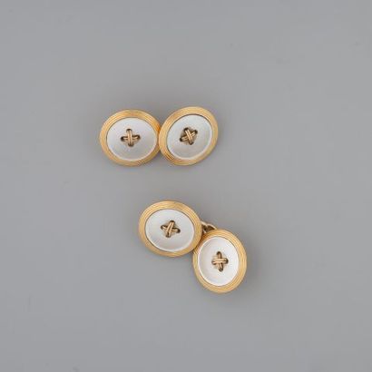  Paire de boutons de manchettes en or 750 °/°° à décor de disques rehaussés de nacre...