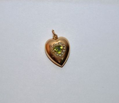 null Pendentif cœur en or 750 °/°° centré d'un péridot dans un entourage de perles...