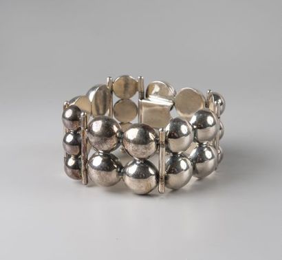 null Bracelet ruban articulé en argent 925 °/°° de demi-sphères. Poids.100 g.
