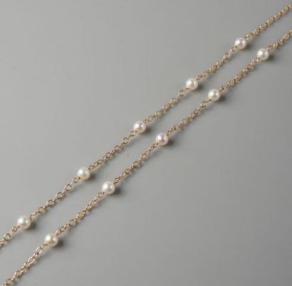 Chaîne en or 750 °/°° ponctuée de perles de culture. Poids brut. 4,4 g.