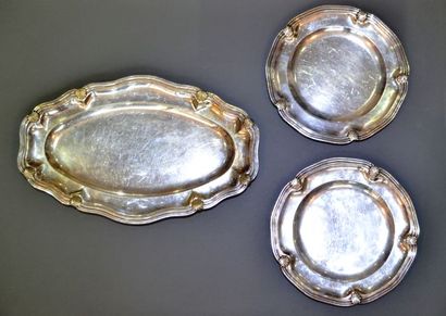 null Série en métal argenté de deux plats ronds et un ovale filets contours à coquille....