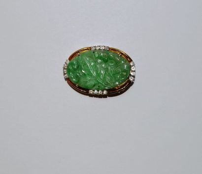  Pendentif en or 585 °/°° orné d'une plaque de jade jadéite ciselée de fleurs rehaussées...
