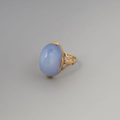 null Bague en or 750 °/°°sertie d'un cabochon de calcédoine bleue. Epoque 1900. Poids...