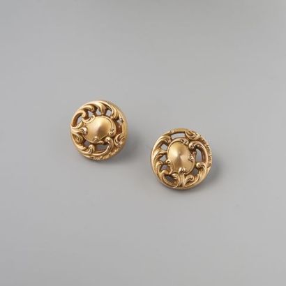  Paire de boutons de plastron en or 750 °/°°, modèle médaillon feuillagé, circa 1900...
