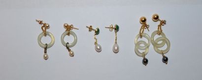 null Lot de trois paires de pendants d'oreilles en or 585 °/°°, 750 °/°° et métal...