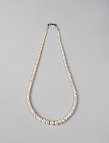 null Collier en chute de 119 perles fines de 2,1 à 8,4 mm de diamètre environ de...