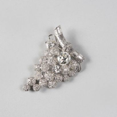 null Clip pampre en or gris 750 °/°°et platine serti d'un diamant TA de 2,90 Cts...