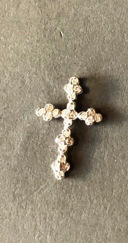 null Pendentif croix en or gris 750 °/°° serti de diamants. Poids brut. 2 g.