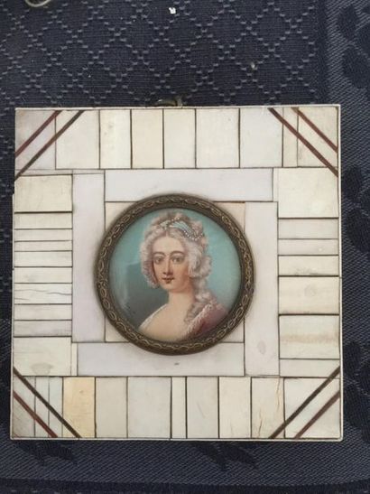 null Miniature.
Portrait de femme au ruban perlé. 
Dans un cadre : 10,2 x 10,2 c...