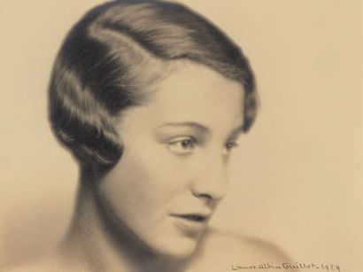 LAURE ALBIN-GUILLOT (1879-1962) 
Portrait de jeune femme coiffée à la garçonne,
Paris,...