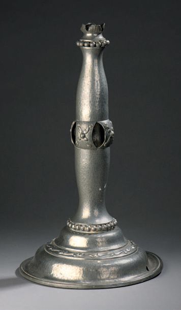 GEORG JENSEN (1866-1935) Pied de lampe en étain martelé à fût tubulaire galbé évidé...