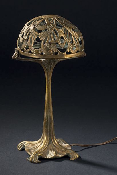 Maurice DUFRÊNE (1876-1955) Lampe de table en bronze à corps végétal, fût central...