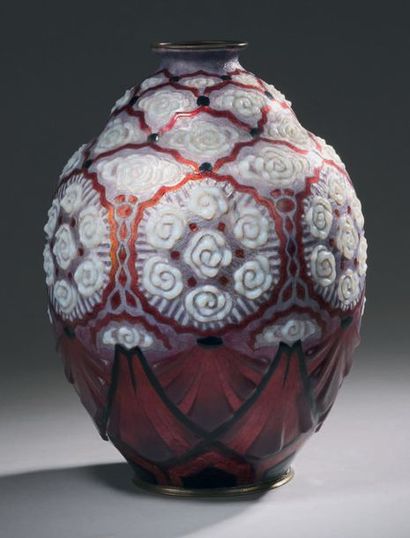 Camille FAURE (1874-1956) – LIMOGES Vase ovoïde en métal sur base circulaire rehaussé...