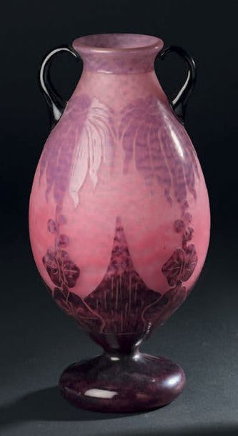 LE VERRE FRANÇAIS Vase ovoïde à deux anses latérales détachées au col sur piédouche....