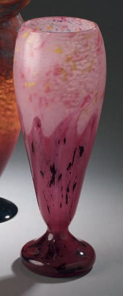 SCHNEIDER Vase ovoïde sur piédouche. Épreuve en verre mélangé rose clair et foncé...