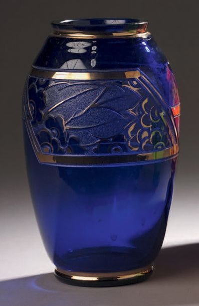 D'ARGYL Vase ovoïde à col conique. Épreuve en verre bleu foncé à décor de deux médaillons...