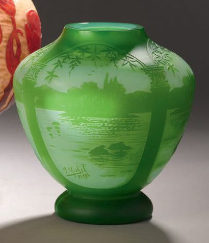 J. MICHEL (actif 1920-1930) Vase ovoïde épaulé sur piédouche. Épreuve en verre doublé...