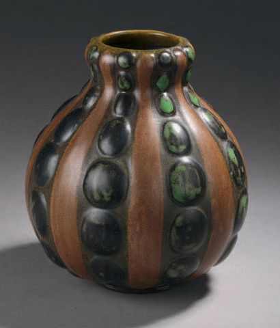 Louis LOURIOUX (1874-1930) Vase en céramique à corps ovoïde épaulé et col rentré....