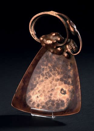 Edgar William BRANDT (1880-1960) Vide-poche en cuivre martelé et découpé à petite...
