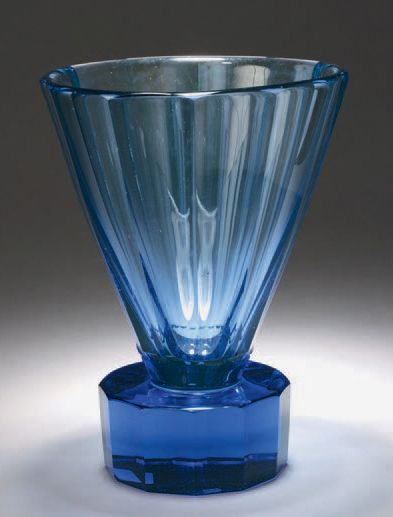 Jean LUCE (1895-1964) Importante coupe en verre bleu à corps conique en pans coupés...