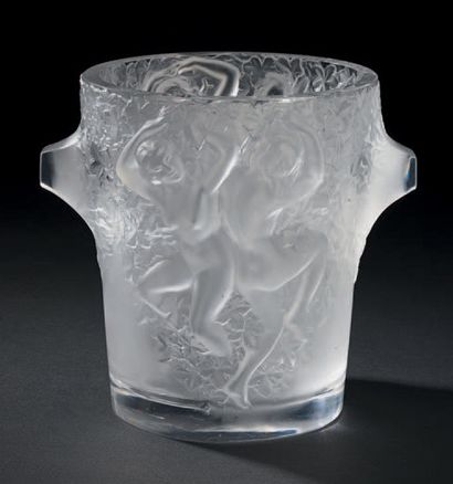 CRISTAL LALIQUE Vase «Ingrid». Épreuve en cristal blanc moulé pressé satiné mat et...