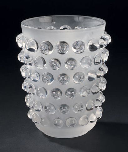 CRISTAL LALIQUE Vase «Mossi». Épreuve en cristal blanc moulé pressé satiné mat et...