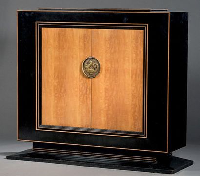 Jean PASCAUD (1903-1996) Cabinet à corps quadrangulaire en bois noirci et placage...