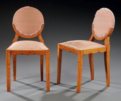 TRAVAIL FRANCAIS 1910 Paire de chaises de coiffeuse en loupe d'Amboine à dossier...