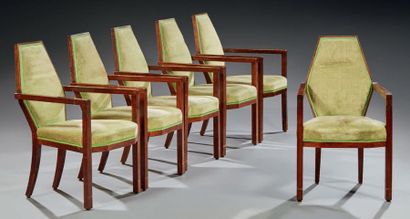 TRAVAIL FRANÇAIS 1940 Suite de six fauteuils en bois vernissé façon acajou à dossier...