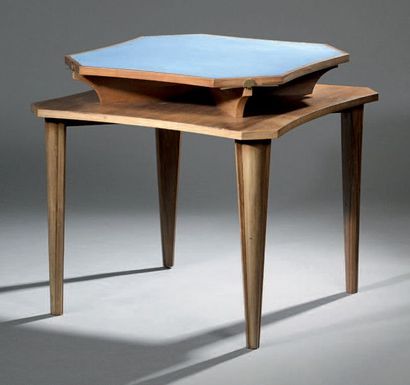 Eugène PRINTZ (1889-1948) Table à jeux en placage de noyer à plateau supérieur carré...