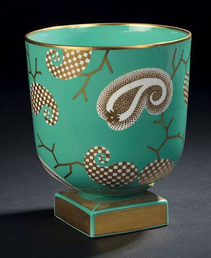 Richard GINORI & DOCCIA Vase en porcelaine à corps cylindrique sur base carrée. Décor...
